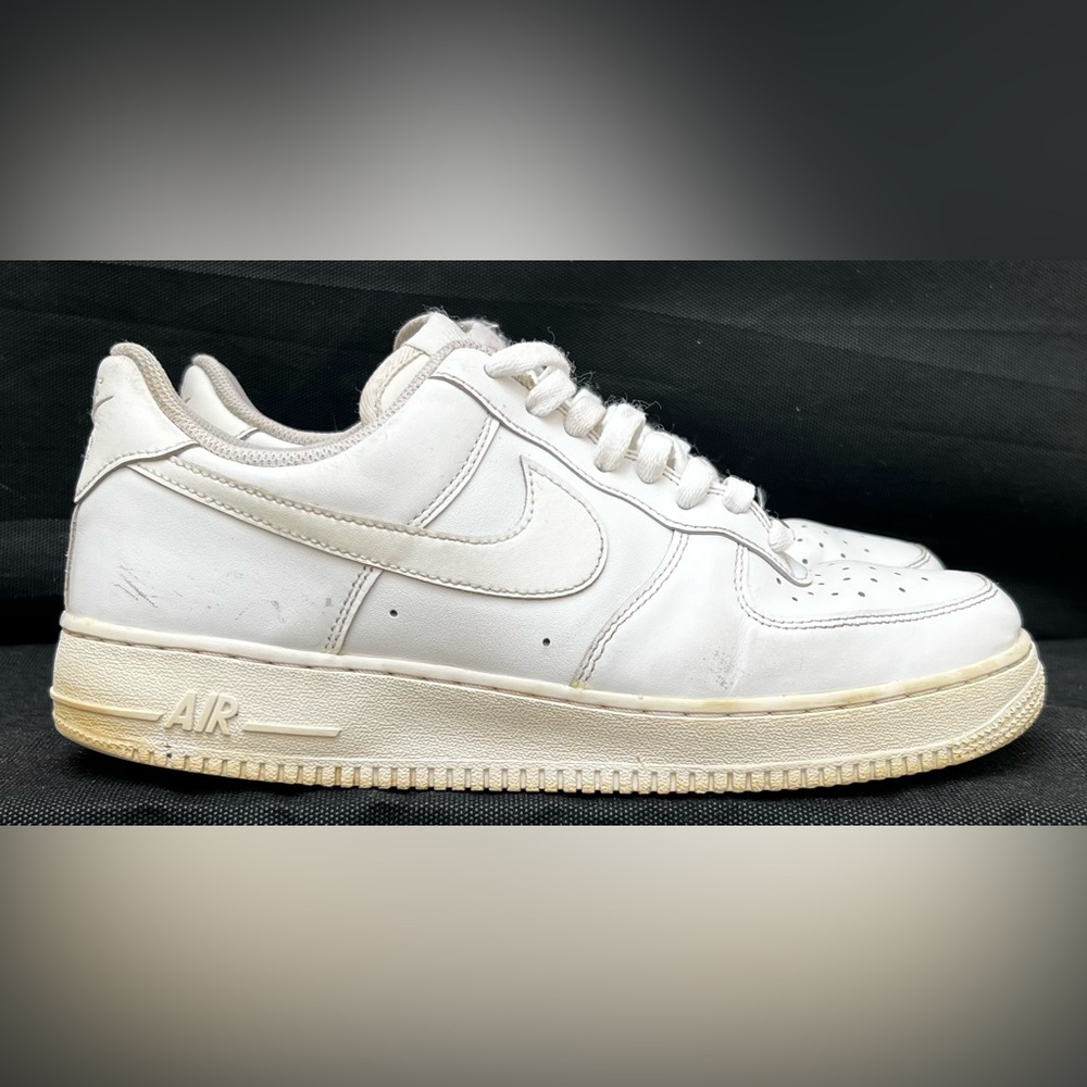 Nike Air Force 1 07 Triple White Sneakers Men's Size 10  CW2288-111 (preowned)